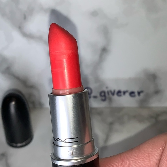 TOXIC TALE Satin Lipstick MAC - Picture 3 of 12
